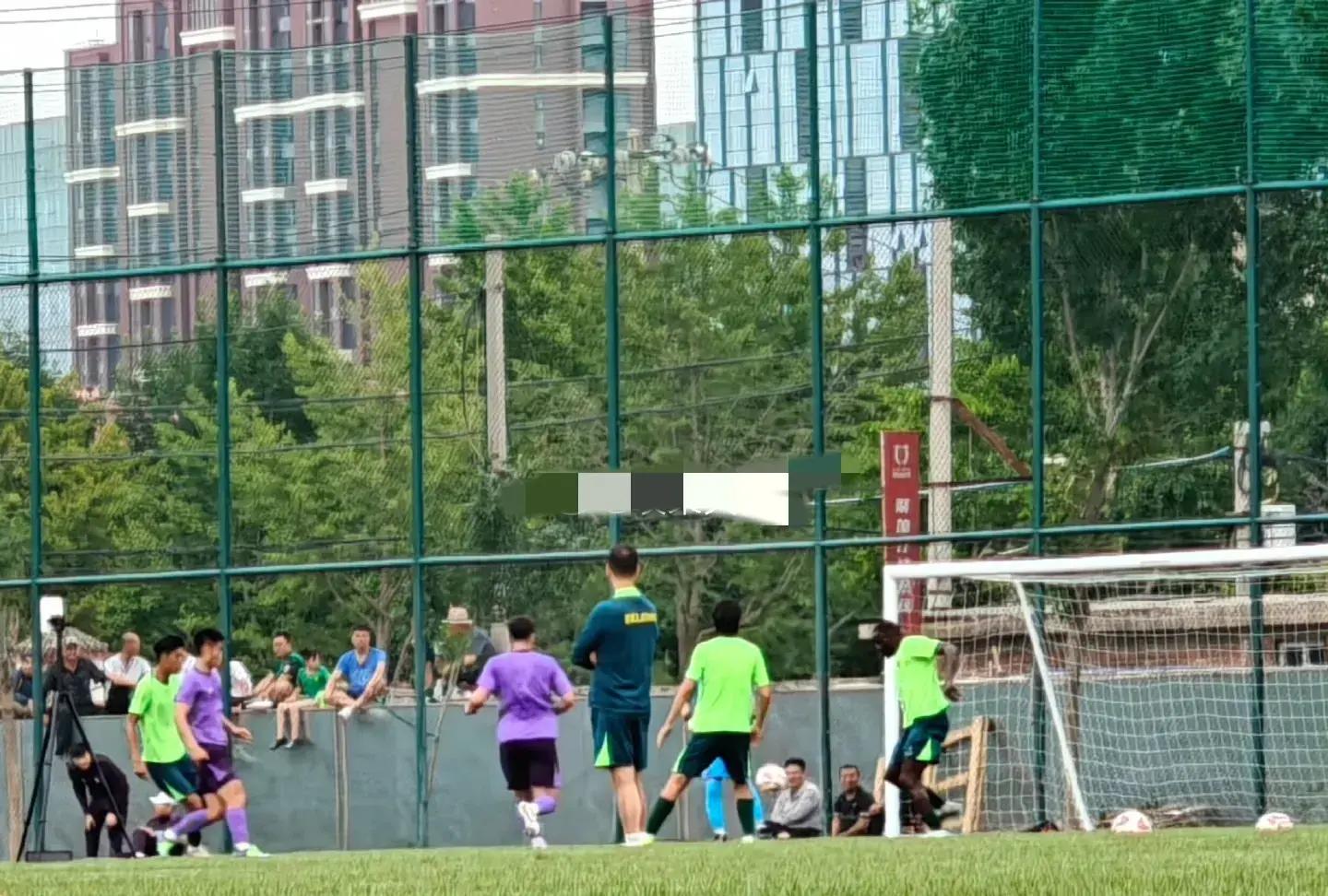 Ming重返赛场，出色防守首场状态出色，热火观众沸腾！的简单介绍