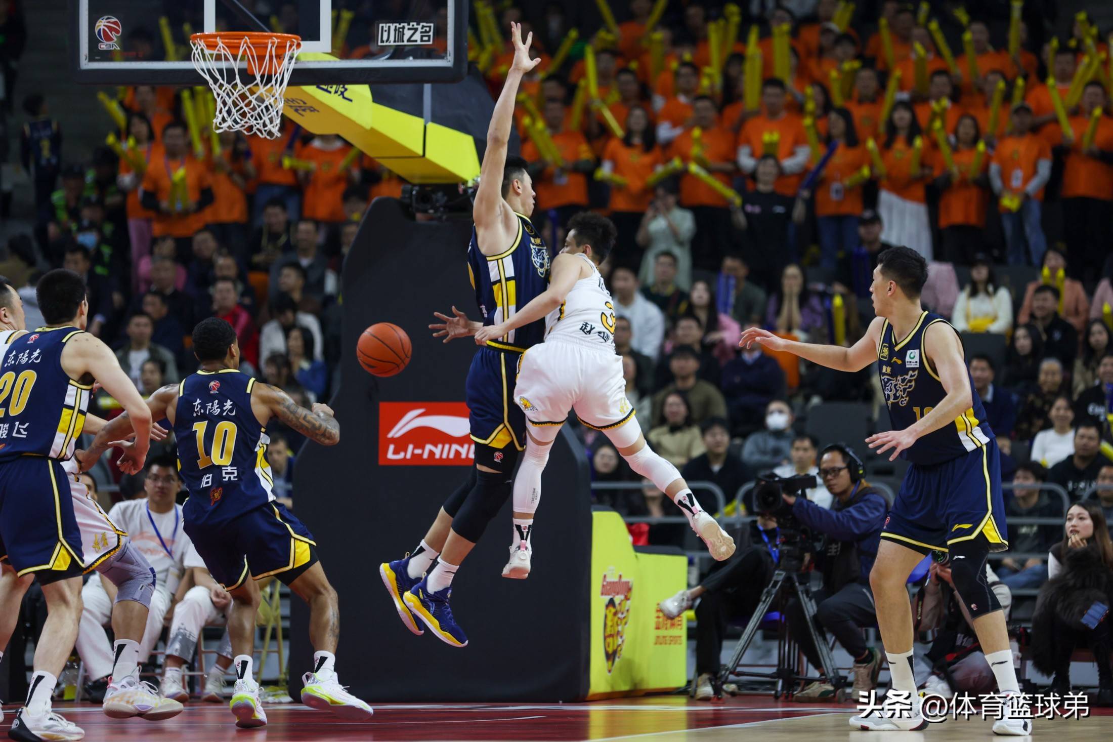 年终总决赛首回合对决在即！圣安东尼奥马刺演练定位球，辽宁男篮密集防守应对的简单介绍